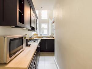Virtuvė arba virtuvėlė apgyvendinimo įstaigoje Pass the Keys Sophisticated Studio in South Kensington