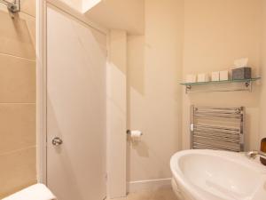 Vonios kambarys apgyvendinimo įstaigoje Pass the Keys Sophisticated Studio in South Kensington