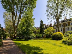 Sodas prie apgyvendinimo įstaigos Pass the Keys Sophisticated Studio in South Kensington