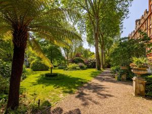 Sodas prie apgyvendinimo įstaigos Pass the Keys Sophisticated Studio in South Kensington