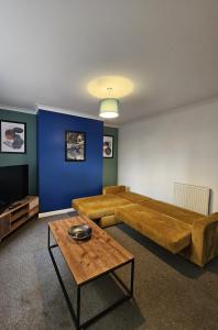 sala de estar con cama grande y mesa en 3 bedrooms with parking ideal for long stays, en Peterborough