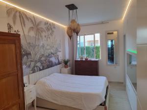 Posteľ alebo postele v izbe v ubytovaní Villa lujosa con spa, piscina y sala de juegos PRIVADOS