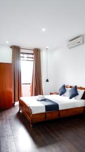 ein Schlafzimmer mit einem großen Bett vor einem Fenster in der Unterkunft La Cactus Hotel 1 in Quy Nhon