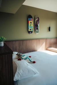 sypialnia z łóżkiem z dwoma deskorolkami na ścianie w obiekcie JOST Hostel Montpellier Centre St Roch w Montpellier +37 zdjęć