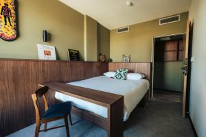 Łóżko lub łóżka w pokoju w obiekcie JOST Hostel Montpellier Centre St Roch