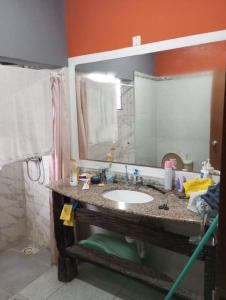 uma casa de banho com um lavatório e um espelho em Lo de Mora em Costa Azul