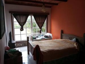 um quarto com uma cama grande e uma janela grande em Lo de Mora em Costa Azul