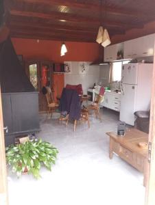 uma cozinha e sala de jantar com mesa e cadeiras em Lo de Mora em Costa Azul