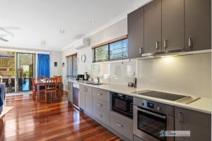 A kitchen or kitchenette at Broadwater Waves