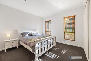 A bed or beds in a room at Broadwater Waves