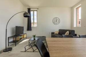- un salon avec un canapé et une table dans l'établissement LE SICRE - T3 confort, centre Castelsarrasin, parking, à Castelsarrasin