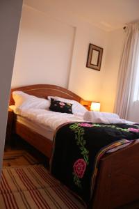 1 dormitorio con 1 cama con manta blanca y negra en Departamento súper comodo, en Cusco