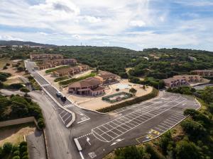 an aerial view of a parking lot with a building at Residence Le Rocce Rosse in Isola Rossa