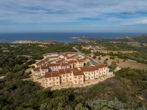 una vista aerea di una casa su una collina di Residence Le Rocce Rosse a Isola Rossa