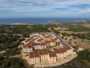 una vista aerea di una grande tenuta con case di Residence Le Rocce Rosse a Isola Rossa