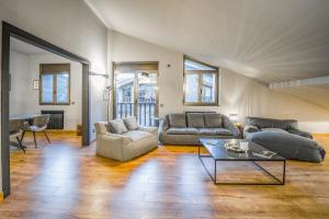 salon z 2 kanapami i stołem w obiekcie KOKONO Vacation Rental Apartment El Tarter, Andorra w mieście El Tarter