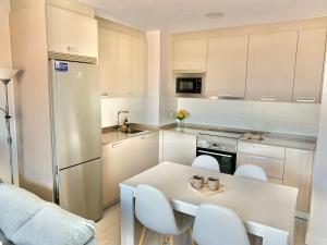 A kitchen or kitchenette at Apto HUCA. Parking/WIFI incluido