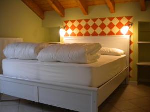 2 Matratzen, die in einem Zimmer übereinander gestapelt sind in der Unterkunft Appartamenti Girasole in Cannobio