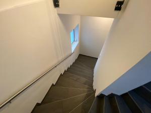 korytarzem ze schodami i oknem w obiekcie Ferienwohnungen Loft in Telfs w mieście Telfs