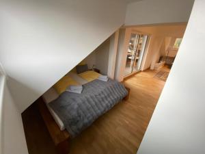 einen Blick über ein Schlafzimmer mit einem Bett in der Unterkunft Ferienwohnungen Loft in Telfs in Telfs