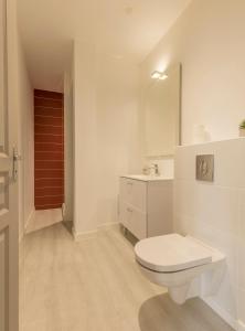 a white bathroom with a toilet and a sink at LE CORAIL - 1 chambre, idéal couple, parking, 10min Canal du Midi in Castelsarrasin