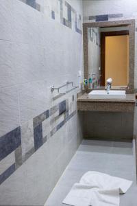 La salle de bains est pourvue d'un lavabo et d'un miroir. dans l'établissement El Shams Plaza Hotel, au Caire