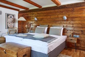 a bedroom with a large bed with a wooden wall at Dobre Historie in Leśna