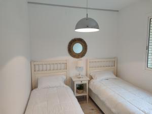 Postel nebo postele na pokoji v ubytování Villa lujosa con spa, piscina y sala de juegos PRIVADOS + 37 fotografií
