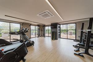 een fitnessruimte met twee loopbanden en twee crosstrainers bij 603 MORSE MUITO CONFORTO PARA SUA FAMILA in Joinville