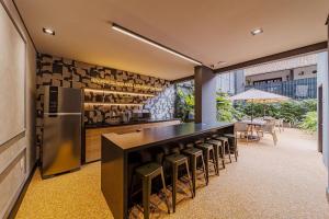 a kitchen with a bar with stools at 603 MORSE MUITO CONFORTO PARA SUA FAMILA in Joinville