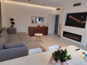 Posezení v ubytování Villa lujosa con spa, piscina y sala de juegos PRIVADOS