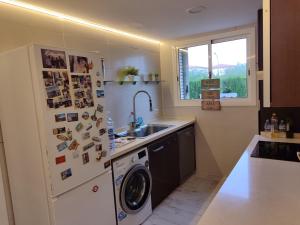 Kuchyňa alebo kuchynka v ubytovaní Villa lujosa con spa, piscina y sala de juegos PRIVADOS