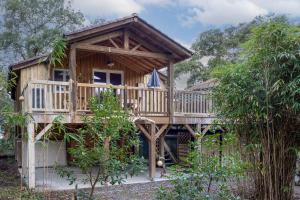 a large wooden house with a deck at Les chats perchés 400m plage G in Labenne