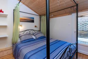 a bedroom with a bed and a window at Les chats perchés 400m plage G in Labenne