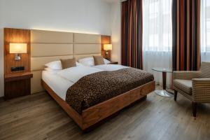 Giường trong phòng chung tại Hotel IMLAUER Wien