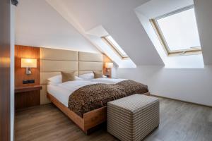 Giường trong phòng chung tại Hotel IMLAUER Wien