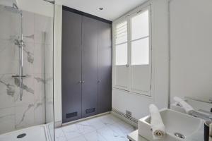 a bathroom with a shower and a sink at Apartment beaubourg by Studio prestige in Paris