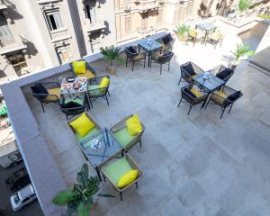 an overhead view of a patio with tables and chairs at El Shams Plaza Hotel in Cairo