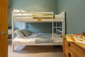 - une chambre avec 2 lits superposés et un bureau dans l'établissement Apple Cottage: 19th Century Charm in Calder Valley, à Luddenden Foot