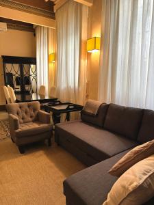 sala de estar con sofá y silla en Residenza del Corso en Arezzo
