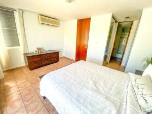 Een bed of bedden in een kamer bij 4BR -Villa Real -Spacious & Bright Family Friendly