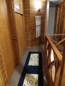 una habitación con escalera y una habitación con toallas en Apart Rayen, en Los Ángeles