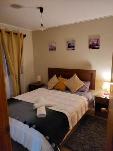 a bedroom with a large bed with towels on it at Apart Rayen in Los Ángeles