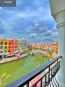 uma vista para um rio com edifícios e uma ponte em HANZ VeniceRiver Power MIA Grand World em Phu Quoc