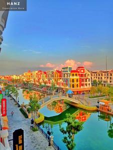 una città con un ponte su un fiume con edifici di HANZ VeniceRiver Power MIA Grand World a Phu Quoc