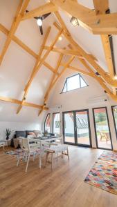 ein Wohnzimmer mit Holzdecken und Fenstern in der Unterkunft Relax Cabins in Cristian