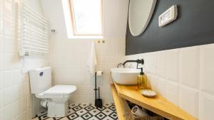 a bathroom with a white toilet and a sink at Relax Cabins in Cristian