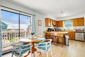 uma cozinha com mesa e cadeiras e uma varanda em Large 2BR Across From Beach & 5 Min From Hangout em Gulf Shores