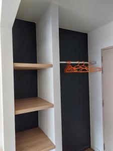 vestidor con estanterías de madera en Room in Studio - Value Stay Residence Mechelen - Executive Studio Double, en Malinas