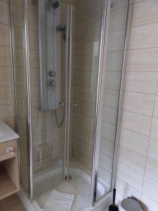 y baño con ducha y puerta de cristal. en Room in Studio - Value Stay Residence Mechelen - Executive Studio Double, en Malinas
